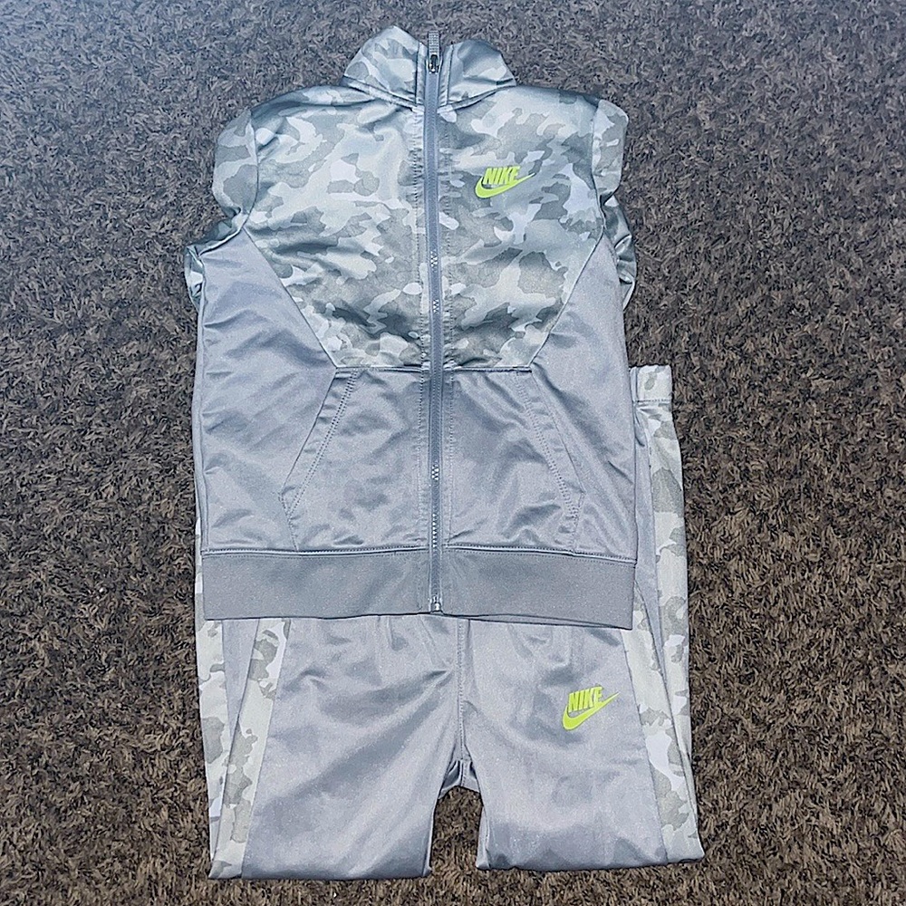 Nike boys sweatpants and jacket set